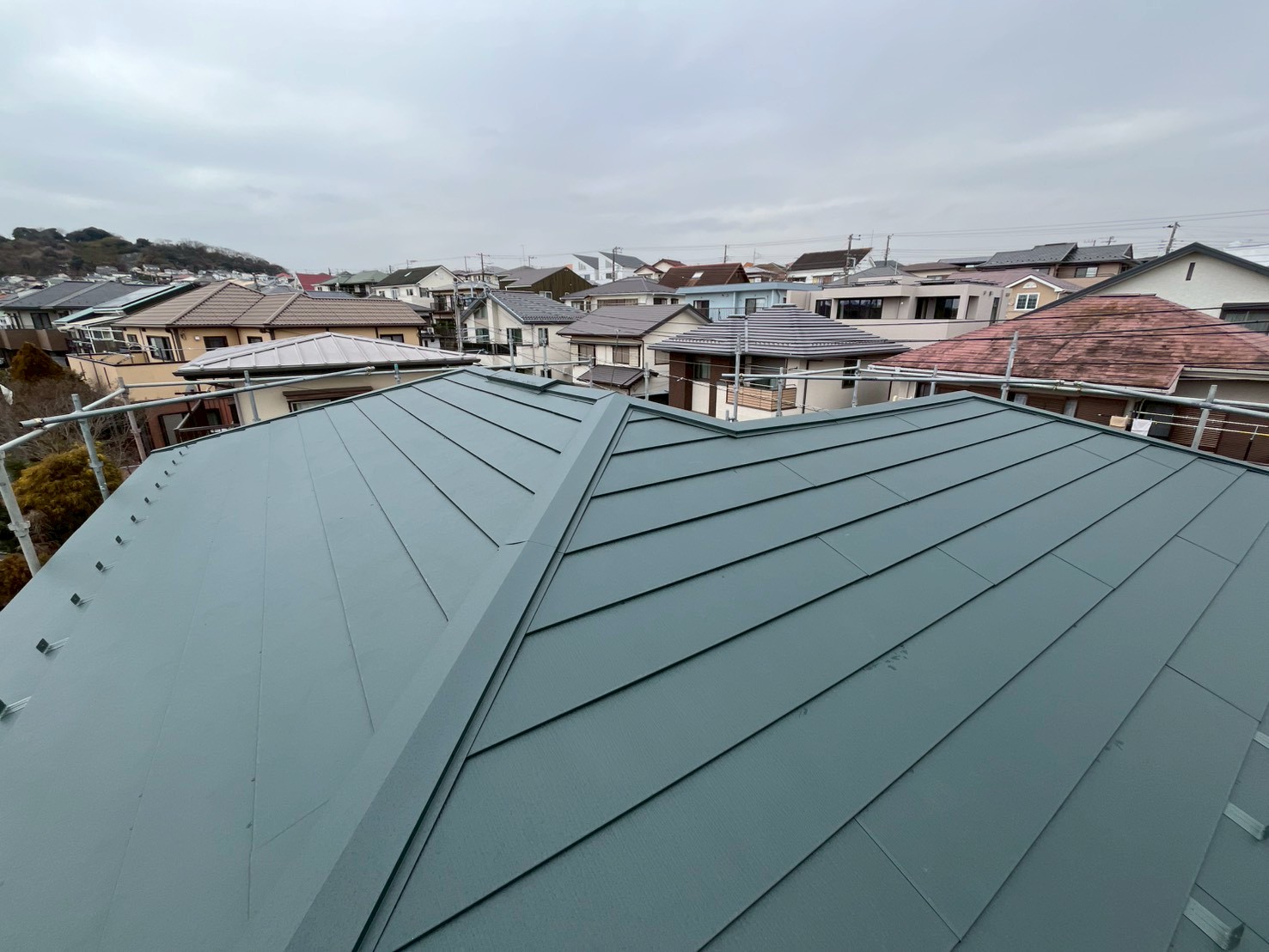 屋根のリフォームならカバー工法が最適！横須賀で信頼の施工を提供します。