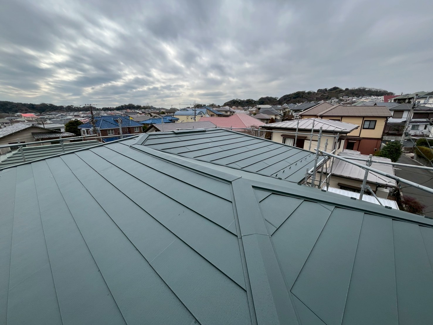 「屋根の新しいスタイル、カバー工法でコストも抑えよう！」